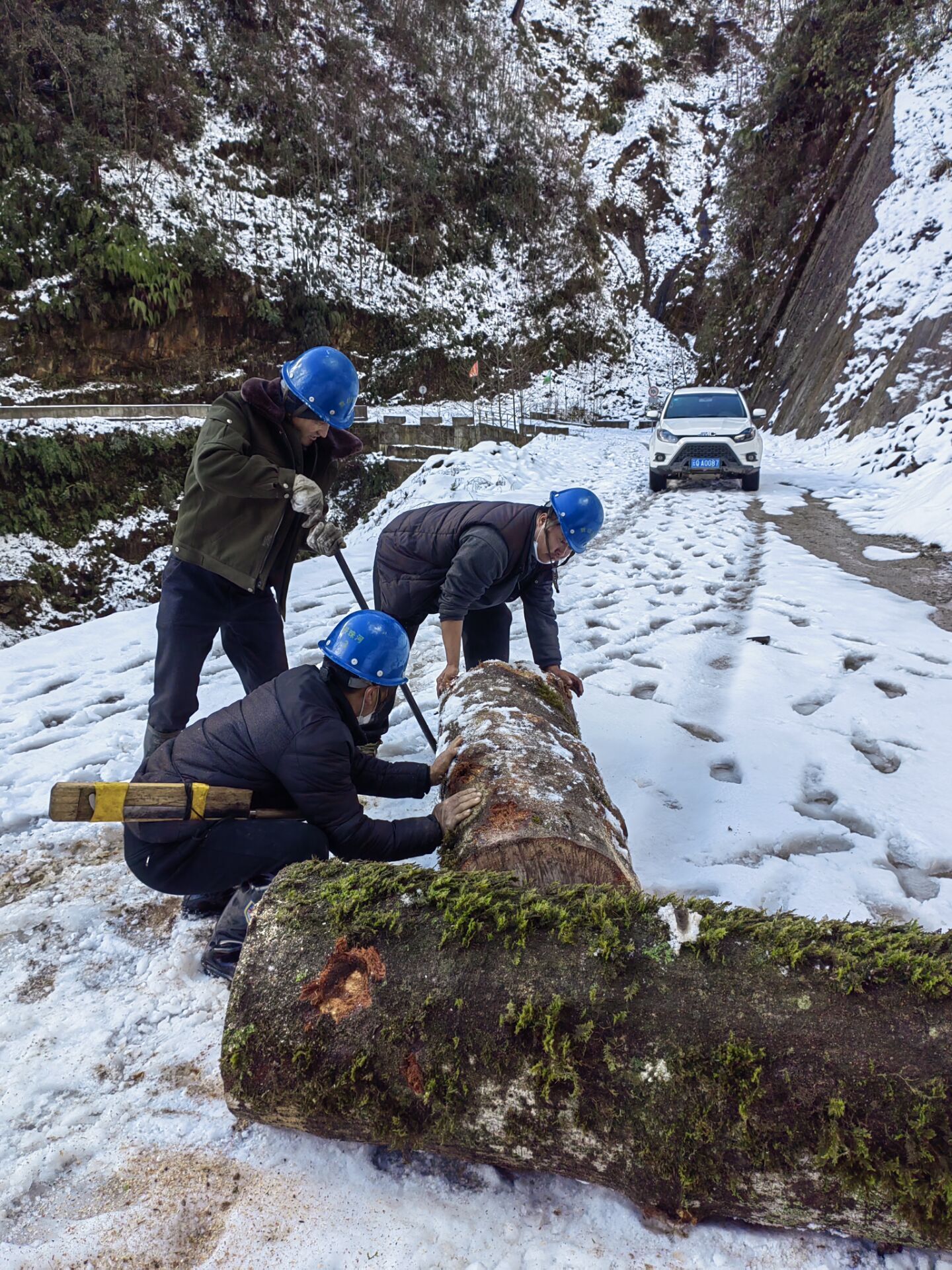 2月7日，，，，，，安徽水利贡山恒远水电清理通往丹珠河三级电站道路塌方及倒塌的大树，，，，，，确保道路通畅.jpg
