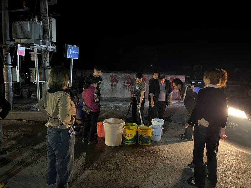 江津鹅公水库项目开展为社区居民送水活动1_副本.jpg
