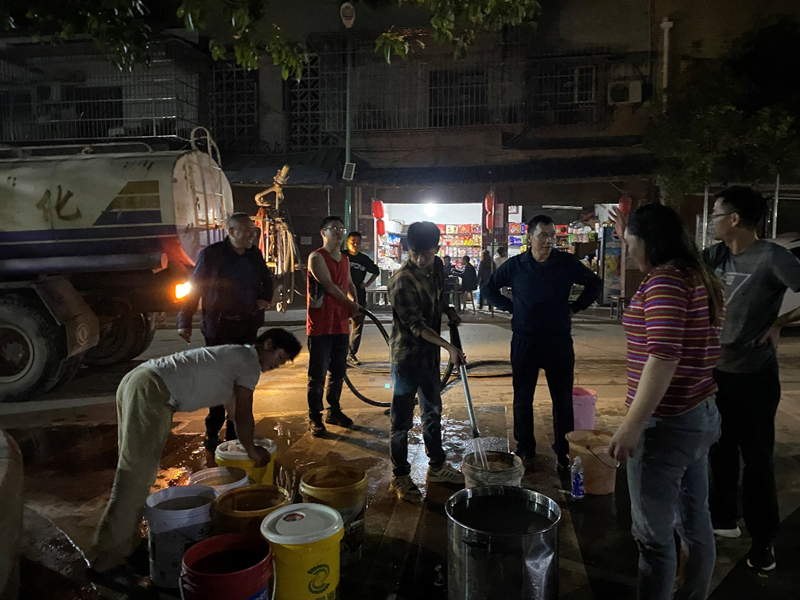 江津鹅公水库项目开展为社区居民送水活动2_副本.jpg