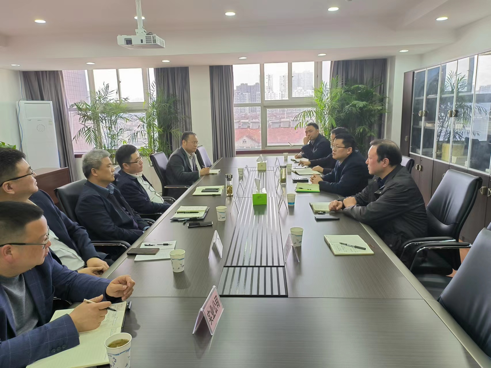 座谈会.jpg