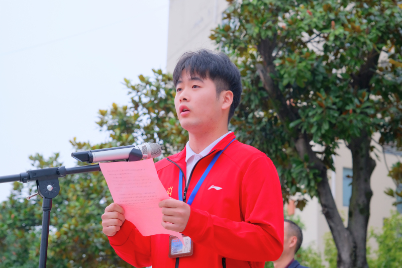 杨世龙同学发言.jpg