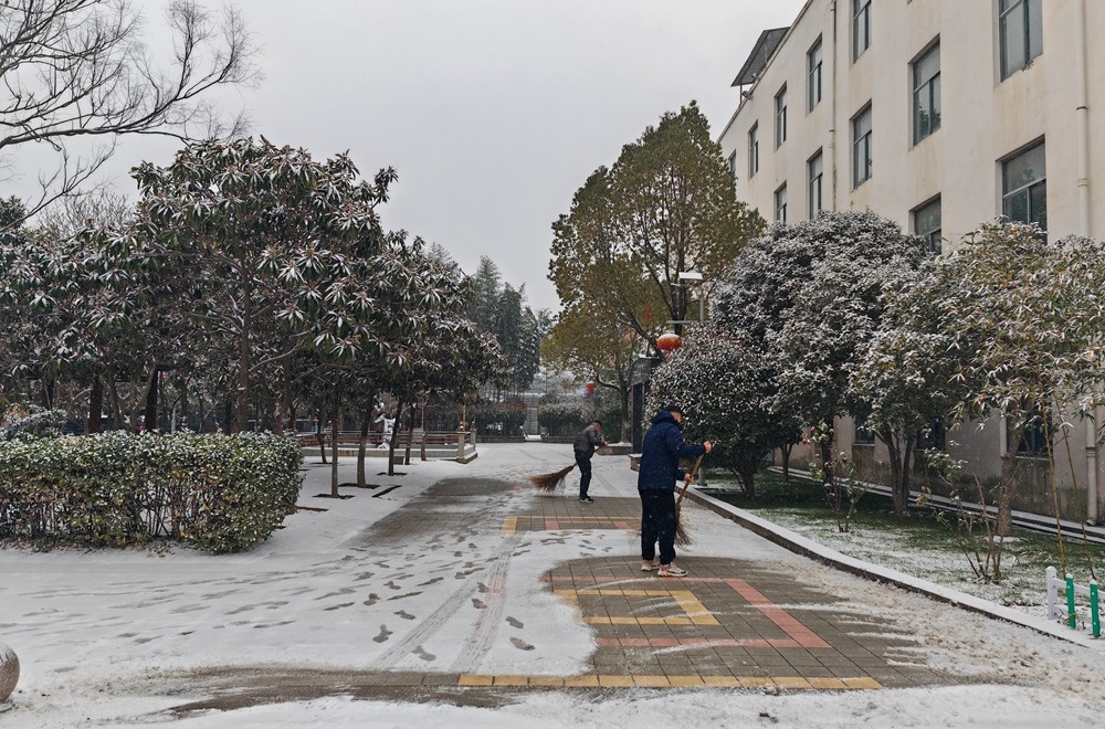 道路积雪清扫.jpg