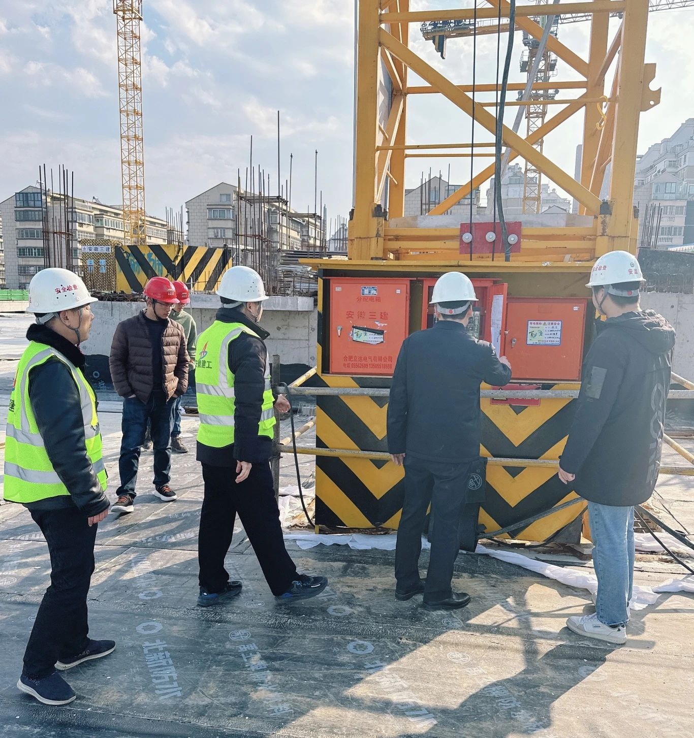 2月18日，，，，，，，，一分公司领导带队对王卫片区城市更新总承包项目施工现场临时用电、大型设备、安全防护等情况进行了深入检查，，，，，，，，并对下一步计划及要求作出详细安排，，，，，，，，要求项目全员、全面、全力进入工作状态，，，，，，，，以开工即决战的心态，，，，，，，，抓实抓细安全、质量管理，，，，，，，，强控风险，，，，，，，，明确目标任务，，，，，，，，确保项目按计划节点顺利推进。。。。。.png