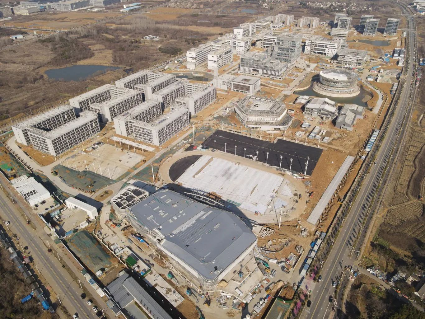 为确保春节后复工复产工作安全有序进行，，，，，，，，装饰公司合肥理工学院项目开展复工复产会及安全教育培训。。。。。同时对生活区、施工现场材料、库房等位置进行重点检查。。。。。截至目前，，，，，，，，项目圆满完成了主体结构封顶、砌体及二次结构完成等施工节点。。。。。现已全面进入幕墙及精装饰施工阶段，，，，，，，，目前内装饰完成70%，，，，，，，，幕墙完成80%。。。。。.jpg