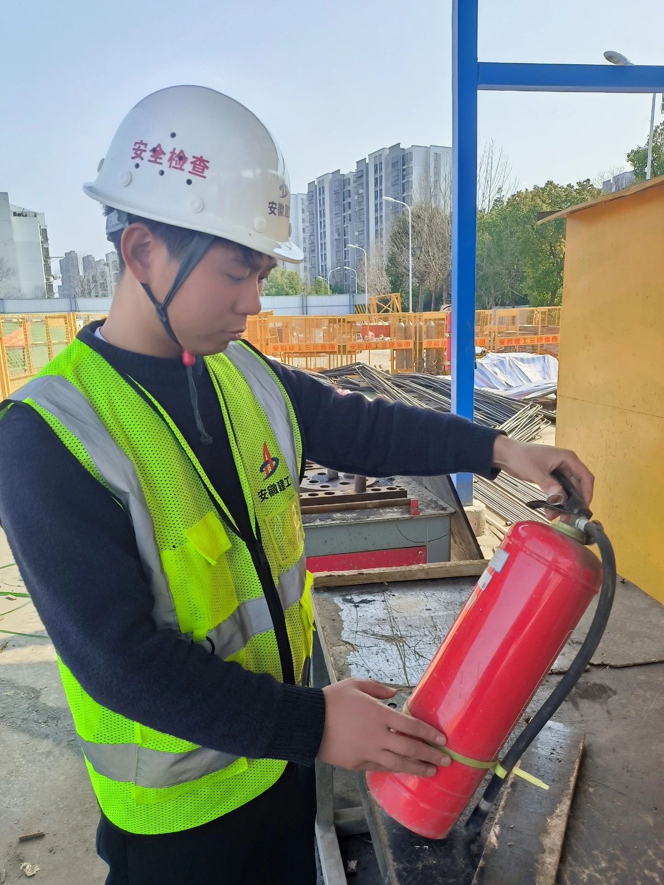 2月18日上午9时，，，，，，，，云河湾总承包工程联合监理单位、建设单位对现场进行复工检查，，，，，，，，打响春节后复工复产第一枪。。。。。为了做好复工复产工作，，，，，，，，项目部从以下四个方面开展工作。。。。。一是对进场的工人进行全面三级安全教育和开展复工复产安全交底会，，，，，，，，加强安全防范工作。。。。。二是对现场临时临电百分百调试，，，，，，，，为复工复产奠定坚实基础。。。。。三是安全总监带队对所有大型设备检修，，，，，，，，彻底消灭安全隐患。。。。。四是项目经理带队所有管理人员走场，，，，，，，，强化复工复产思想建设。。。。。.jpg