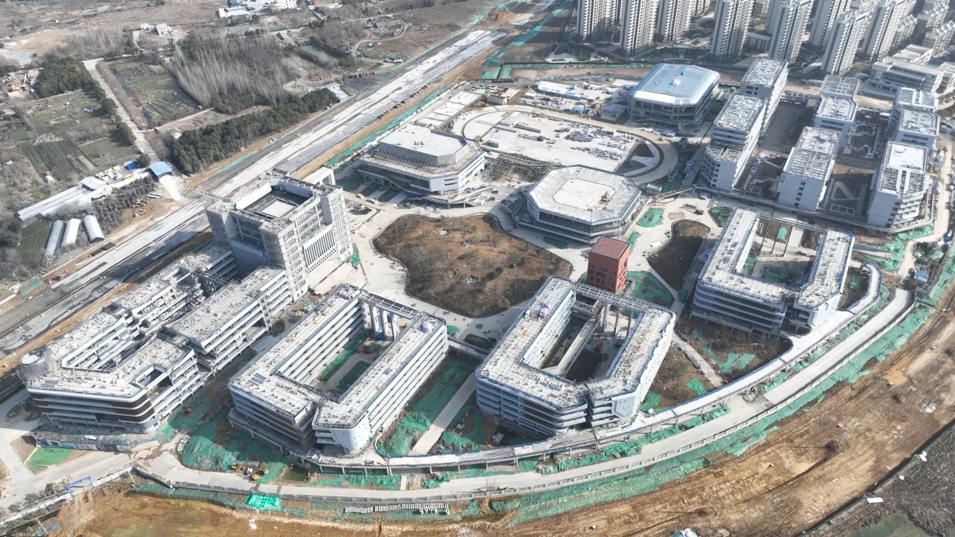 为确保合肥一中淝河校区项目2024年竣工交付节点如期完成，，，，，，，，迅速掀起春节后复工即大干劳动热潮，，，，，，，，形成一股紧张快干、提速争先的浓厚氛围，，，，，，，，2月16日，，，，，，，，合肥一中淝河校区项目召开节后复工动员大会。。。。；；；；；；嵘，，，，，，，，各部门负责人报告了2023年度收尾工作情况及今年的工作任务，，，，，，，，以月、周为时间轴线，，，，，，，，明确各目标节点，，，，，，，，并以图表的形式对各劳务班组负责人进行全面交底，，，，，，，，落实工作目标责任制，，，，，，，，做到责任到人，，，，，，，，切实做到工作目标化，，，，，，，，目标阶段化，，，，，，，，阶段具体化，，，，，，，，具体责任化。。。。。 (2)_副本.jpg